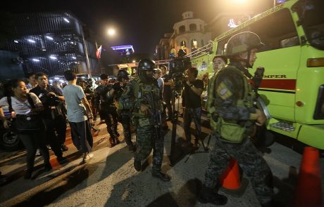 V nakupovalnem centru na Filipinih napadalec zajel več talcev