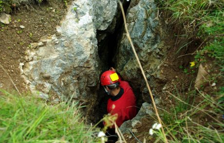 V teku zahtevno reševanje: V Netopirjevi jami pri Sežani se je poškodoval italijanski jamar