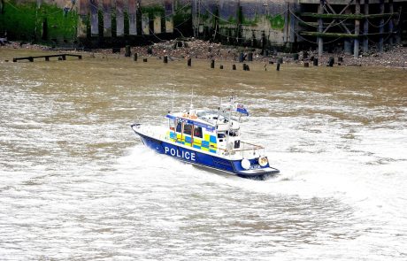 Britanska policija po napadu v Londonu, ki je do sedaj terjal že osem žrtev, v Temzi našla truplo