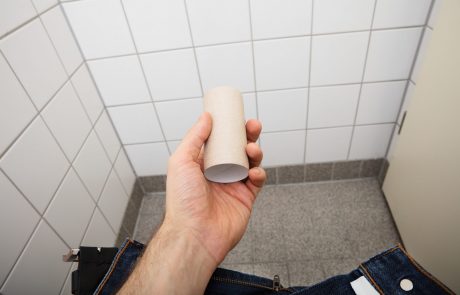 Oblasti v Britaniji zaskrbljene zaradi pomanjkanja toaletnega papirja – bojijo se, da bodo ljudje uporabljali časopisni papir in zamašili cevi