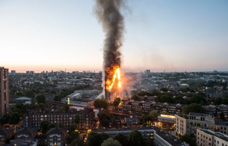 V požaru v londonski stolpnici najmanj 12 mrtvih