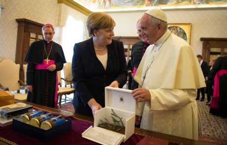 Papež Frančišek na zasebni avidenci sprejel Angelo Merkel