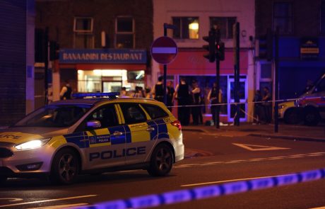 V Veliki Britaniji dve mošeji tarči napada med večerno molitvijo