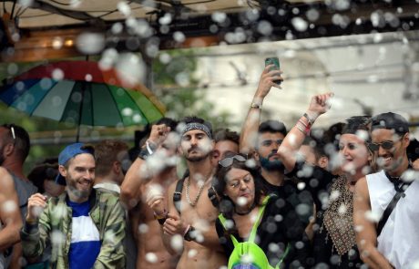 Na mavrični paradi ponosa na Dunaju, največjem dogodku skupnosti LGBTIQ v Evropi, rekordnih pol milijona ljudi