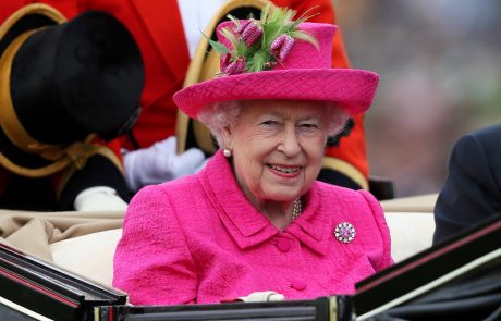 Britansko kraljico prijavili zaradi prometnega prekrška