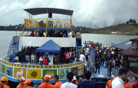 V nesreči turistične ladje, ki je potonila v Kolumbiji, umrlo več ljudi