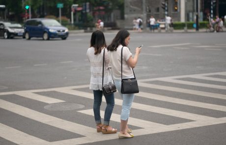 Pešci in kolesarji, ki buljijo v mobilne telefone, v Zagrebu dobili svoj semafor