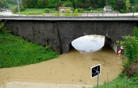Zaradi dežja v vzhodni Sloveniji možni zemeljski plazovi in razlivanja rek