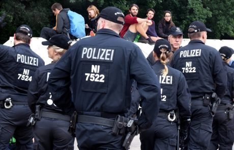 Nemška policija uporabila vodni top zoper protestnike