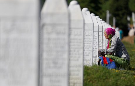 Ob današnji obletnici genocida v Srebrenici bodo v spominskem centru v Potočarih pokopali posmrtne ostanke 50 bošnjaških žrtev