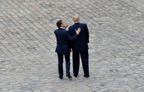 Čudnim rokovanjem Donalda Trumpa ni konca …tokrat je bila njegova “žrtev” francoska prva dama