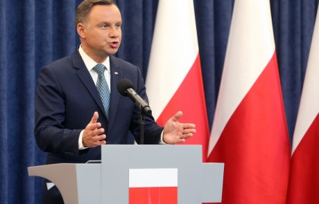 Na volitvah na Poljskem za las zmagal dosedanji konzervativni predsednik Duda