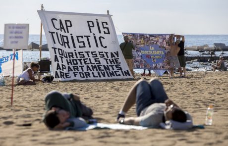 V Barceloni lokalci na mestni plaži protestirajo proti masovnemu turizmu