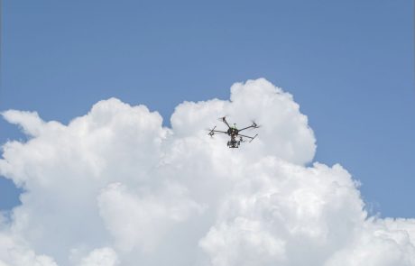 Lovec iz zraka sklatil dron, ki ga je upravljal 24-letnik