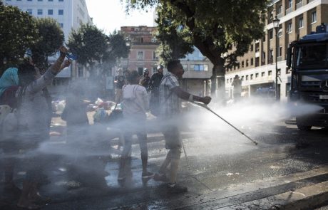 Migranti na policiste metali plinske jeklenke in kamenje, policisti odgovorili z vodnim topom