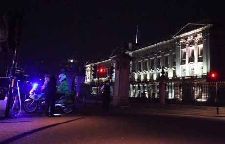 Pred Buckinghamsko palačo se je zgodil teroristični napad