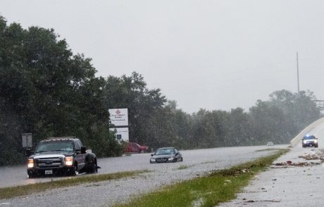 Trump zaradi tropske nevihte Harvey razglasil izredne razmere