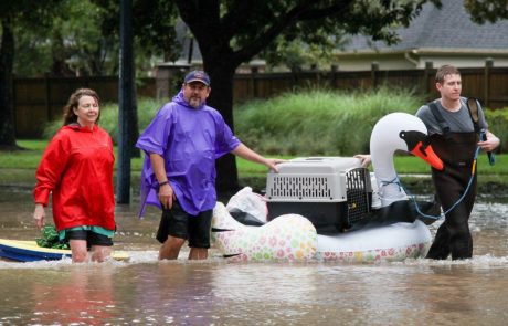 V poplavljenem Houstonu uvedli policijsko uro