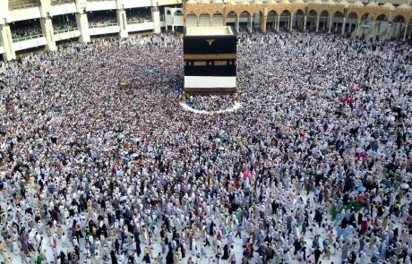 Savdska Arabija po dveh pandemičnih letih znova odpira vrata muslimanom z vsega sveta, ki se bodo lahko udeležili tradicionalnega romanja v Meko