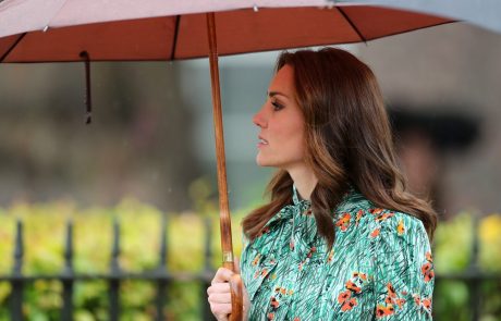 “To je zelo nevarno”: Kraljica Elizabeta ni zadovoljna z odločitvijo Kate Middleton o tretjem porodu