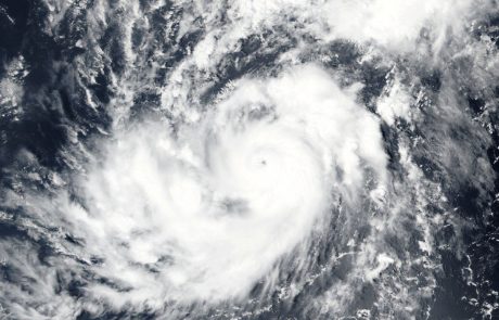 Orkan Irma na poti do Karibskega otočja dosegel peto stopnjo