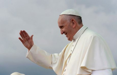 Papež odklonil poljubljanje prstana, ker ni želel širiti bacilov