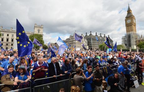 Brexit: Več deset tisoč ljudi protestiralo pred britanskim parlamentom