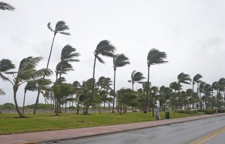Orkan Irma, ki ga spremlja veter s hitrostjo do 215 kilometrov na uro, dosegel jug Floride