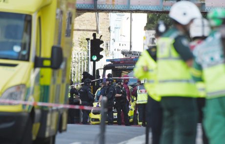 V napadu na londonski podzemni železnici odjeknila improvizirana eksplozivna naprava