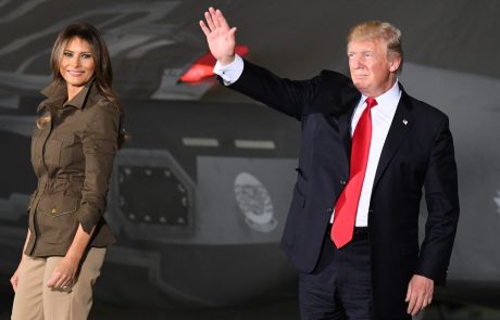 Kako se Trump pogovarja z Melanijo, ko misli, da ga nihče ne sliši (Video)