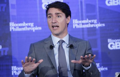 Ne boste verjeli, kaj je Justin Trudeau na pomembni konferenci nosil pod hlačami