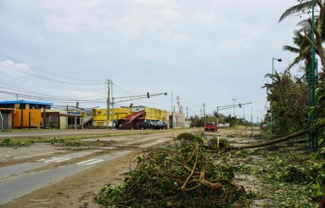 Orkan Maria znova pridobil na moči in nadaljuje uničujočo pot
