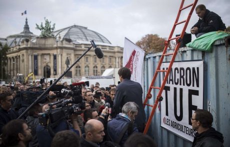 V Parizu več deset tisoč protestnikov proti reformi trga dela