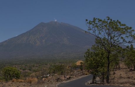 Na Baliju pred izbruhom vulkana zbežalo več kot 120.000 ljudi