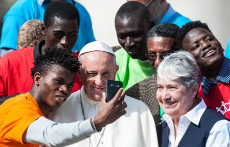 Papež posvaril katoliške nestrpneže: ”Pomagajte ubogim!”