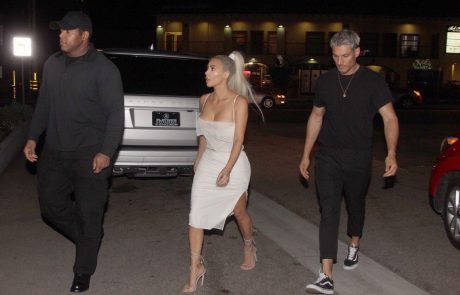 Kim Kardashian se je na večerjo s prijatelji odpravila oblečena praktično le v robček