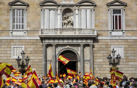 Pred katalonskimi volišči že vrste čakajočih na referendum