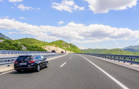 Na Hrvaškem podvojili denarne kazni za prometne prekrške: znašale bodo tudi do 2700 evrov