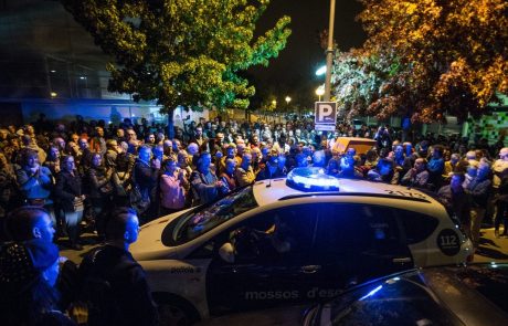 Španska policija ljudem preprečuje vstop na volišča, zasegla je tudi volilne skrinjice