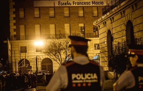 Španska policija streljala na ljudi, ki so skušali glasovati na referendumu, ranjenih 465 ljudi