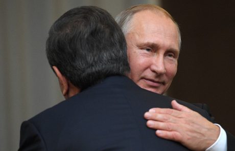 Vladimir Putin prejel darilo, ob katerem ni mogel skriti čustev