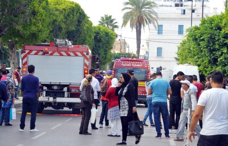 Napadalec pred tunizijskim parlamentom zabodel dva policista