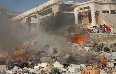 V eksploziji tovornjaka bombe v Mogadišu več deset žrtev