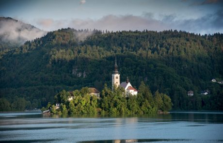 ”SLOVENSKI BISER”: Iz Blejskega jezera potegnili goro odpadkov