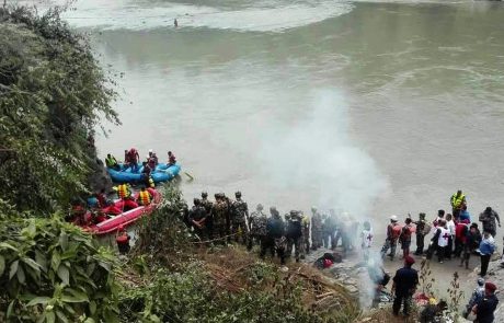 V Nepalu v nesreči avtobusa, ki je zapeljal v reko, več kot 30 mrtvih