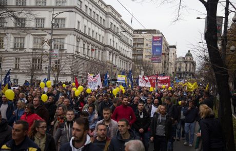 V Beogradu se je zbralo več tisoč protestnikov