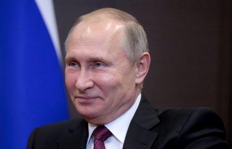 Putin z erotično kampanjo vabi mlade moške na volišča