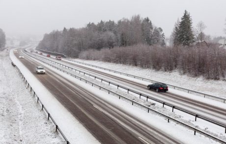 Na nekaterih cestah po Sloveniji že snežne razmere