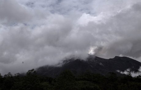Vulkan še naprej bruha pepel, prestrašeni turisti zapuščajo Bali
