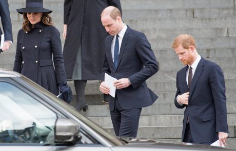 Smrt pretresla kraljevi dvor: Harry in William zavita v črnino